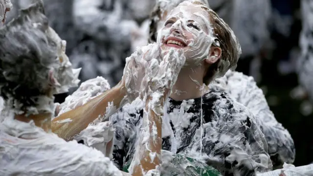 ફીણની હોળીની મસ્તી