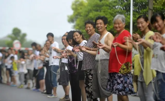 국수면을 들고 있는 중국 주민들