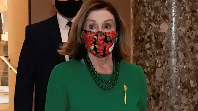 نانسي بيلوسي وافقت على اقتراح ترامب بزيادة مبلغ المعونة.