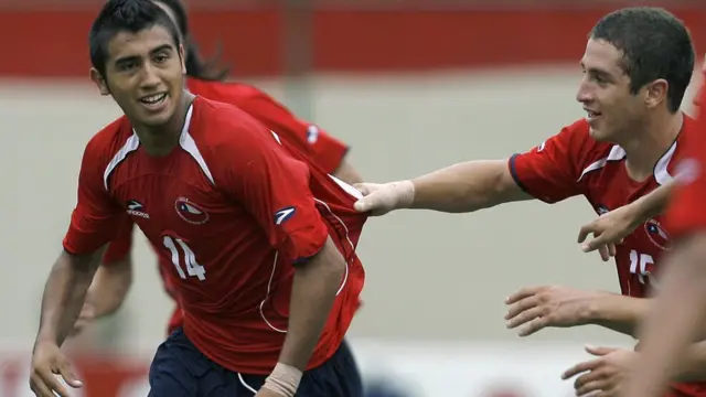 Vidal celebrando un gol en el Sudamericano Sub20 de 1997.