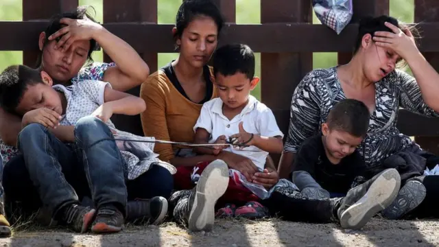 Abagore b'abimukira bananiwe bari ku mupaka wa Amerika na Mexique bananiwe gukomeza