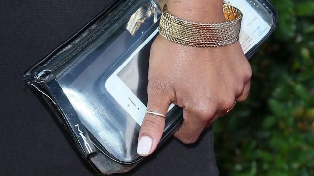 Une main d'une femme tenant un téléphone.