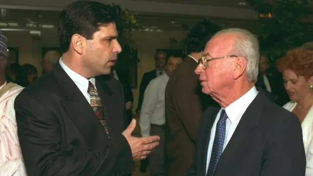 عکسی قدیمی از گونن سیگِو (چپ) در حال صحبت با اسحاق رابین، نخست وزیر وقت اسرائیل