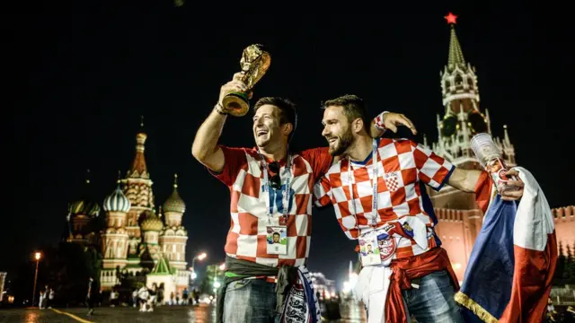 रेड स्केवर इथे क्रोएशियन चाहत्यांनी आनंदोत्सव साजरा केला.