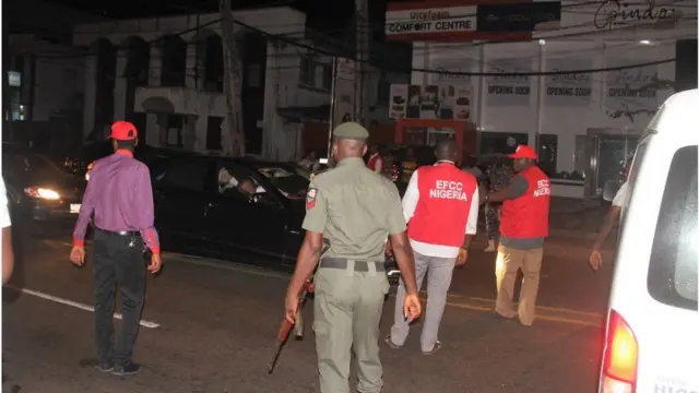 Awọn oṣiṣẹ EFCC lẹnu iṣẹ