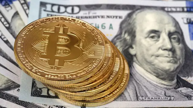 Биткоин лежит на долларах