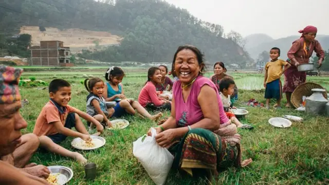 खाना खाते बच्चे