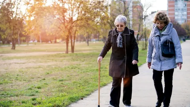 Трость - это, конечно, классика, но в XXI веке хотелось бы чего-то более комфортного и современного