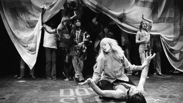 Аннабель Левентон в театре на Шафтсбери-Авеню