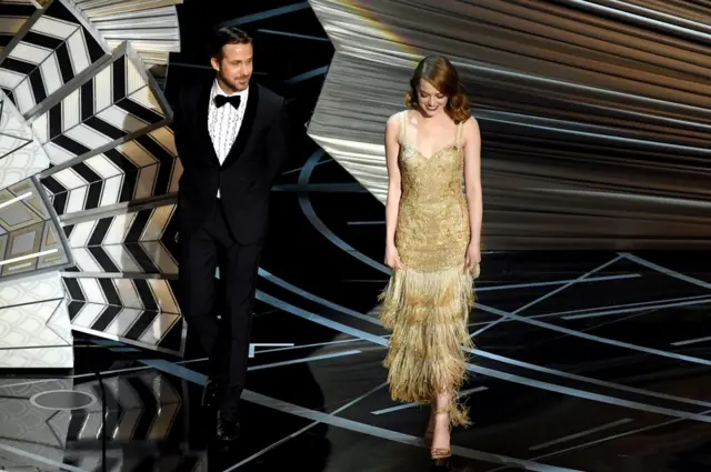 Актеры Райан Гослинг и Эмма Стоун приветствовали на сцене Джона Ледженда