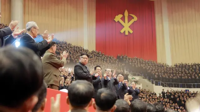 উত্তর কোরিয়ায় মোরানবং এর একটি সাংস্কৃতিক অনুষ্ঠানে কিম জং-উন