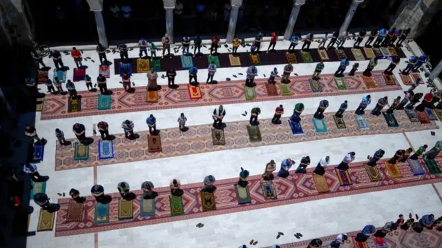 Пятничная молитва в секторе Газа после ослабления карантина