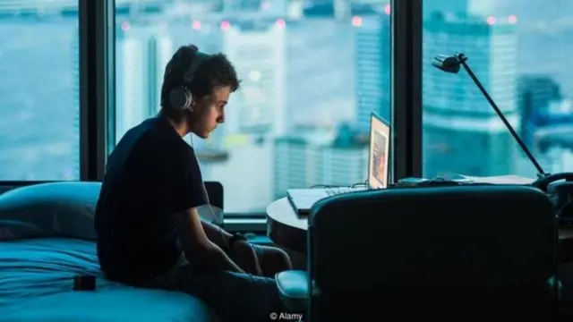 ኮምፒዩተር የሚጠቀም ታዳጊ