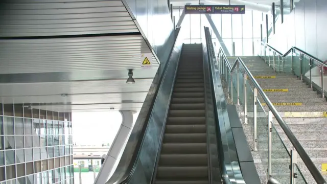 Njia inayoelekeza mahala pa kuabiria gari la moshi katika kituo cha Nairobi.