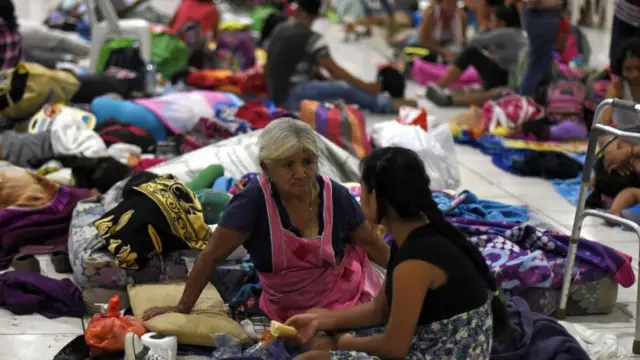 Des habitants de plusieurs communautés dans un abri temporaire dans le département d'Escuintla, à 35 km au sud de la ville de Guatemala