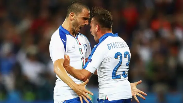 Los autores de la una obra de arte. Bonucci con su pase de 40 metros y Giaccherini por la definición.