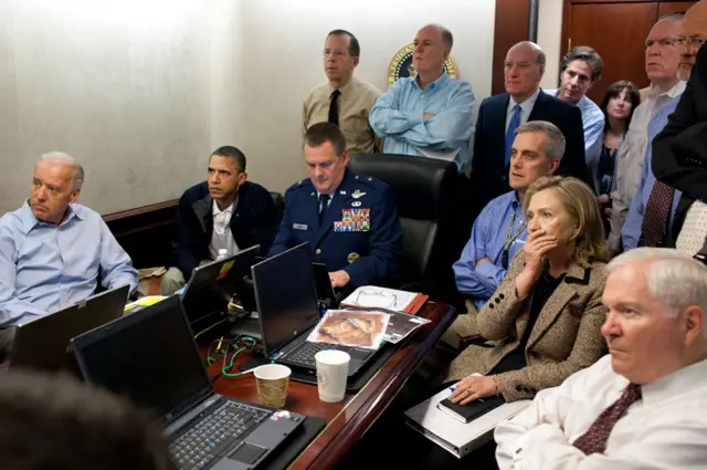 Obama y su equipo en la Sala Situacional en 2011.