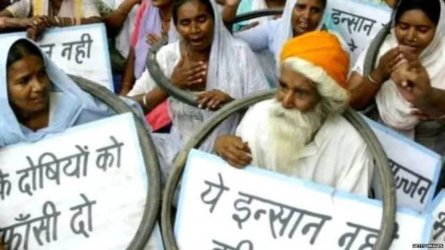 ਗਲਿਆਂ 'ਚ ਟਾਇਰ ਪਾ ਕੇ ਇਨਸਾਫ਼ ਦੀ ਮੰਗ ਕਰਦੇ '84 ਸਿੱਖ ਕਤਲੇਆਮ ਦੇ ਪੀੜਤ