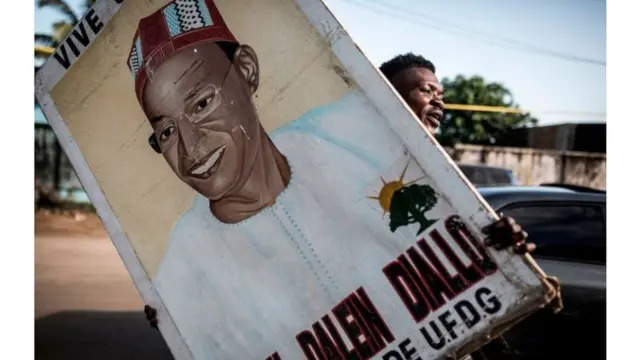 Cellou Dalein Diallo ni we uhatanye bikomeye na Bwana Condé. Abashyigikiye Bwana Diallo, barimo nk'uyu ufite ishusho ye, bakomeje gushishikariza abantu kumutora kuri iki cyumweru.