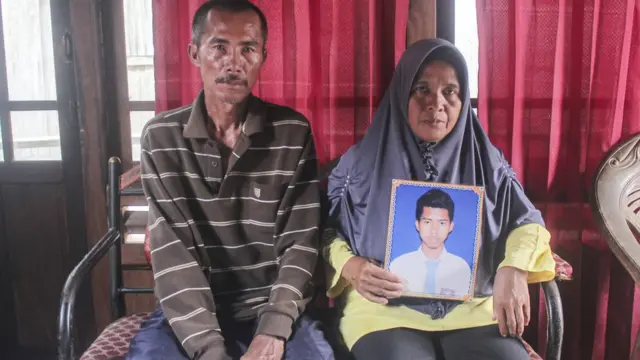 Orang tua dari Ari (24), salah satu Anak Buah Kapal (ABK) Long Xing 629 menunjukkan foto anaknya di Desa Serdang Menang, Sirah Pulau Padang, Kabupaten Ogan Komering Ilir, Sumatera Selatan, Sabtu (09/05).
