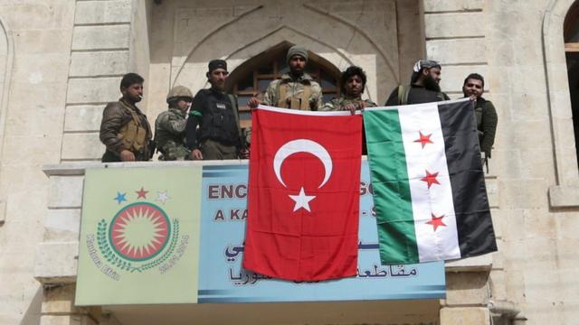 رفع العلم التركي وعلم الجيش السوري الحر فوق مقر الإدارة الذاتية لمقاطعة عفرين