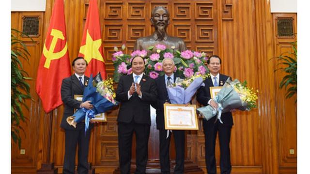 Thủ tướng Nguyễn Xuân Phúc trao Huy hiệu 50 năm, 45 năm và 30 năm tuổi Đảng cho các ông Trần Quốc Toản, Đoàn Mạnh Giao và Vũ Văn Ninh