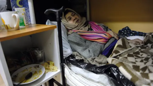 Бездомная женщина в социальном приюте