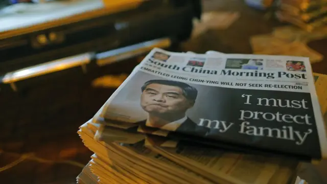 香港街头一叠报道梁振英放弃连任的报纸（10/12/2016）