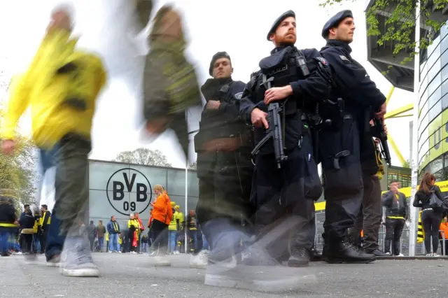 Policiais no estádio