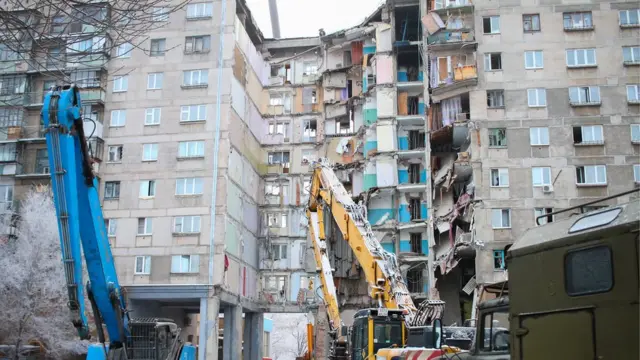 Разрушенный подъезд дома