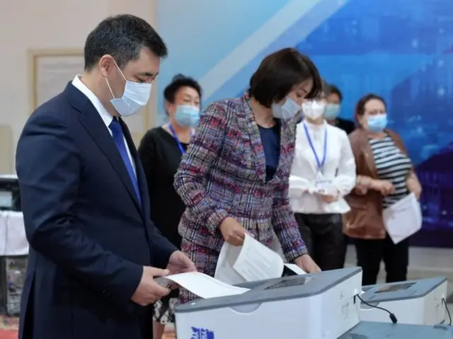 Президент Садыр Жапаров Бишкек шаарындагы № 1053 шайлоо тилкесинде добуш берди