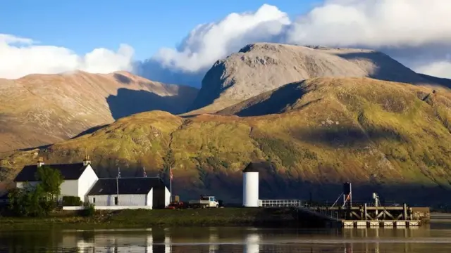 Ulaz u Kaledonijski kanal, u pozadini je planina Ben Nevis