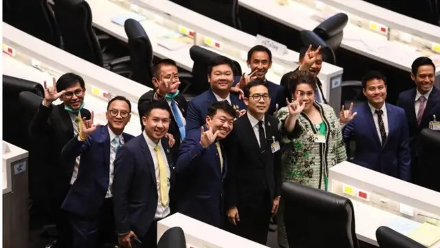 ส.ส.พรรคภูมิใจไทยร่วมถ่ายภาพเป็นที่ระลึกในห้องประชุม "จันทรา" ภายในรัฐสภา หลังเสร็จศึกซักฟอกรัฐบาลเมื่อ 28 ก.พ.