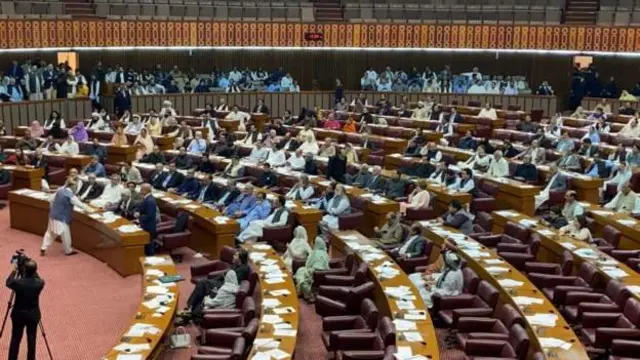 સંસદમાં કલાકો સુધી ઇમરાન ખાનના સમર્થક અને વિરોધીઓ વચ્ચે તકરાર ચાલી હતી, જે બાદ આખરે મોડી રાત્રે મતદાન થયું હતું