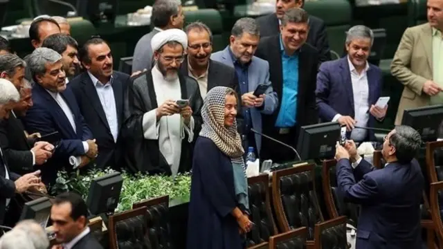 برخی در شبکه‌های اجتماعی گفتند نمایندگان با سلفی گرفتن با خانم موگرینی آبروی ایران را بردند