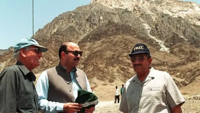 साल 1998 में पाकिस्तान ने अपना पहला परमाणु परीक्षण किया था. तस्वीर में वैज्ञानिक डॉ समर मुबारक और परमाणु ऊर्जा आयोग के अध्यक्ष डॉ इश्फाक अहमद, पाकिस्तान के सूचना मंत्री मुशाहिद हुसैन के साथ नज़र आ रहे हैं.