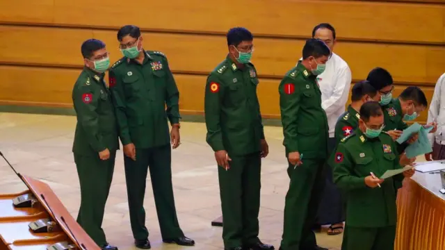 ဖွဲ့စည်းပုံပြင်မရတဲ့အပေါ် နိုင်ငံရေးအောက်လုံးမထိုးနဲ့လို့ တပ်ဘက်က ပြော