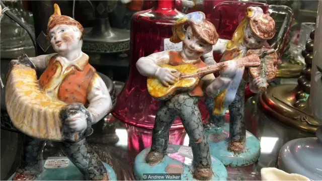 輻射高於正常水凖的東西無處不在，包括許多古玩店裏的東西。(Credit: Andrew Walker)