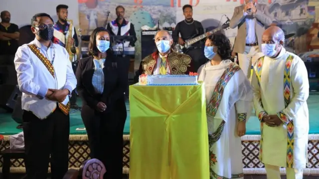 ተስፋዬ ገሰሰ ልደታቸውን ሲያከብሩ