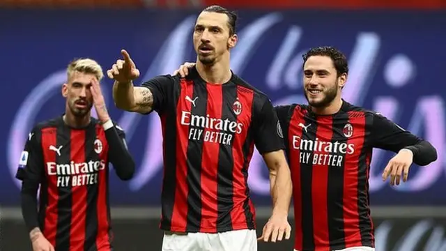 Zlatan Ibrahimovic (centre)