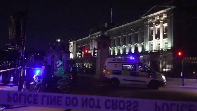 Букингемский дворец ночью