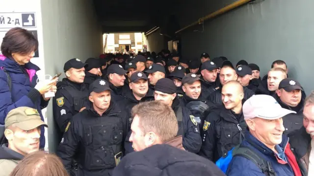 Депутат Сергій Лещенко веде лайв-трансляцію з заблокованого нацгвардійцями двору, де знаходиться офіс Руху нових сил