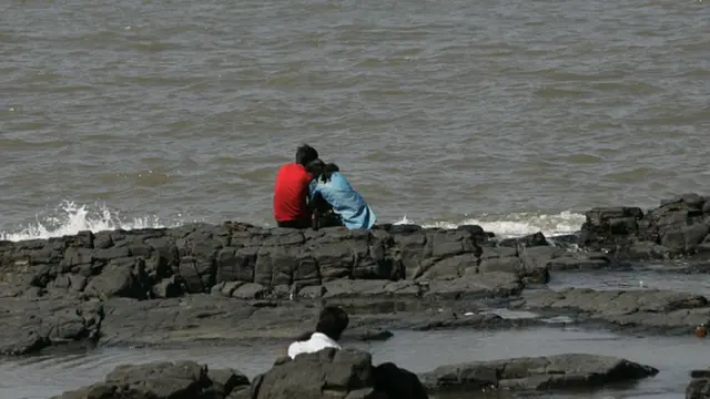 Una pareja se abraza en el malecón de la ciudad india de Bombay.