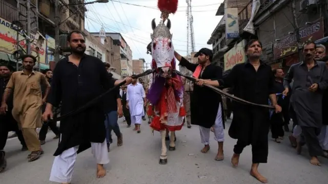 پشاور میں عقیدت مند ذوالجناح کے ساتھ جلوس کے مرکزی راستوں سے گزرتے ہوئے