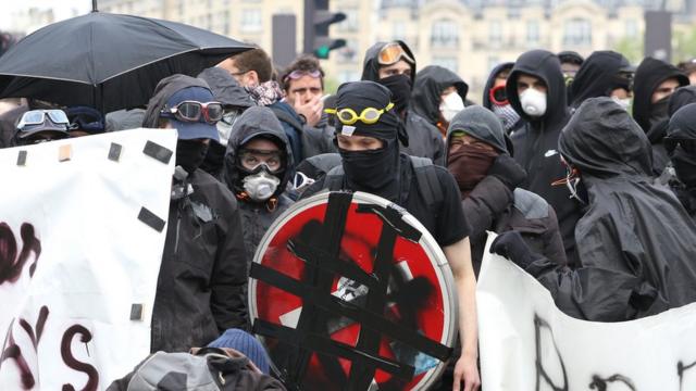 法国早前收紧《反蒙面法》，但暴力示威浪潮持续，当地示威者也无视禁令，继续戴上面罩示威。