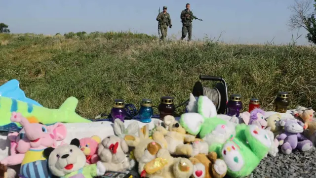 Вооруженные сторонники ДНР возле места трагедии