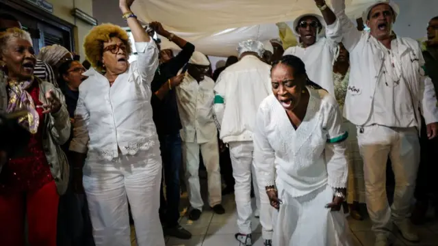 Awọn ẹlẹsin abalaye Yorùbá ninu awọn adulawọ Cuba n se etutu nigba 'lẹta ọdun'-to maa n ka gbogbo asọtẹlẹ nnkan ti yoo sẹlẹ ninu ọdun silẹ, nigboro Havana l'ọjọ keji osu kinni ,ọdun 2018. Asọtẹlẹ naa maa n waye ni lorin nnkan ti ifa ba sọ fun awọn babalawo wọn.