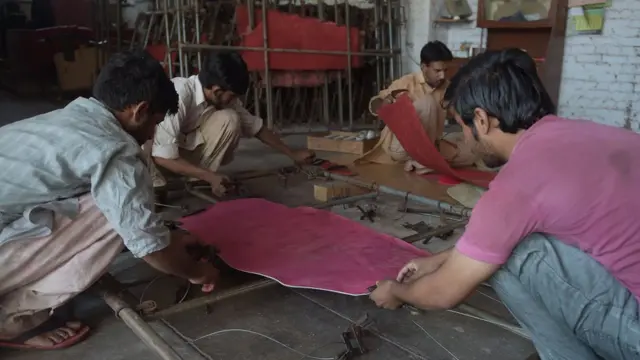 پاکستان میں گلابی گیند کی تیاری