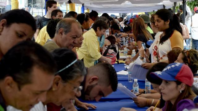 Filas de personas firmando para convocar un referendo revocatorio en Venezuela