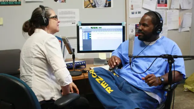 Nigel Poor y Earlonne Woods ante los micrófonos del estudio de radio de la cárcel de San Quintín